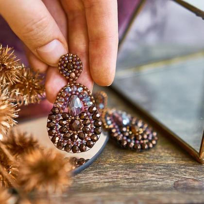 Perlenohrringe Modell Maria in schimmerndem Violett und Kupfer