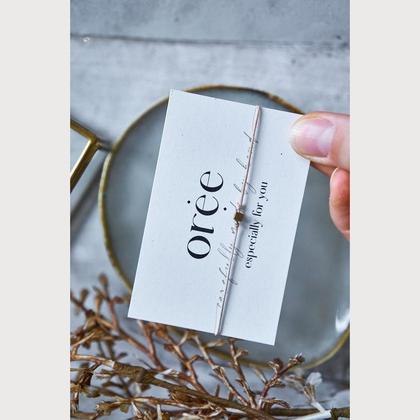 Beiges Armband mit kleinem Würfel