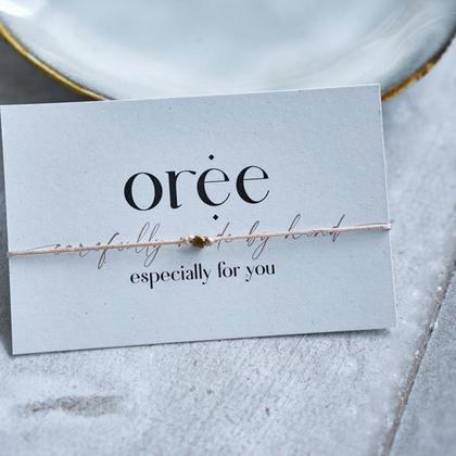 Beiges Armband mit kleiner eckiger Makrameeperle