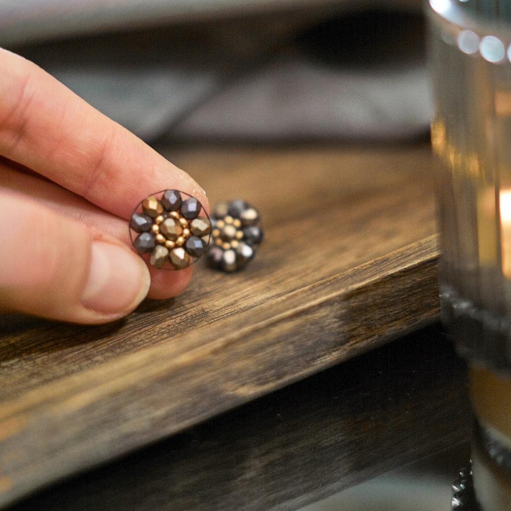 Ohrringe Modell Elise  in schimmerndem Grau und Gold