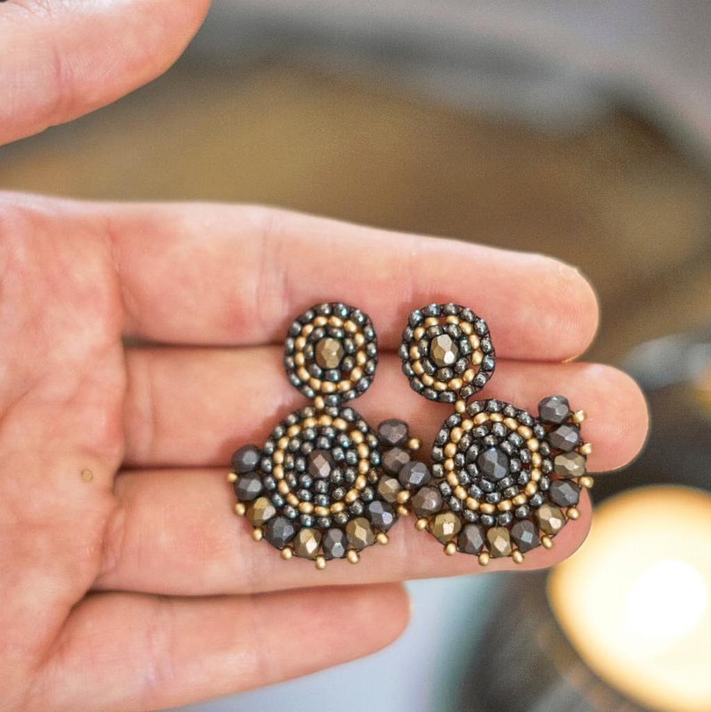 Hochwertige Glasperlen Ohrringe Modell Valerie in schimmerndem Grau und Gold