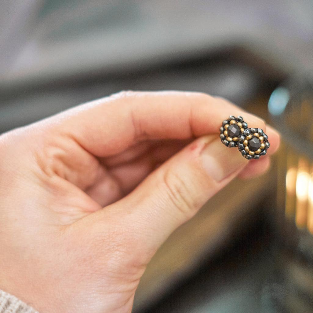 Perlenohrringe Modell Ines in Dunkelgrau und Gold