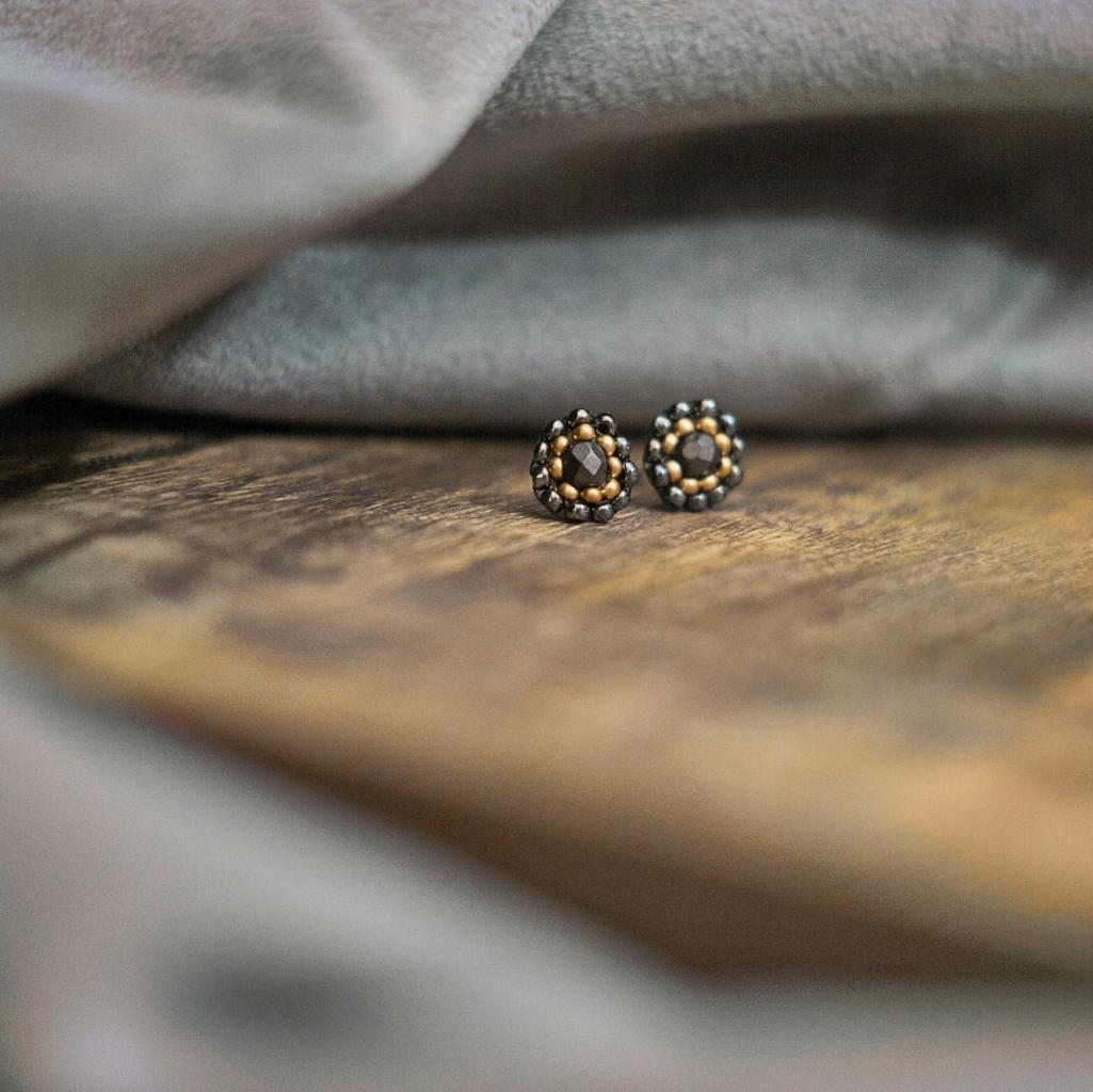 Perlenohrringe Modell Ines in Dunkelgrau und Gold - Image 2