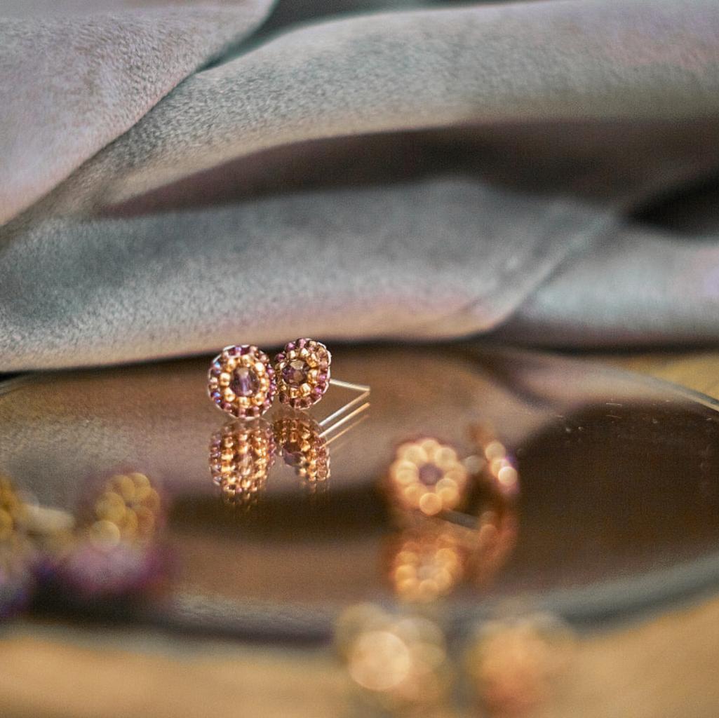 Perlenohrringe Modell Ines in hellem Violett und Gold - Image 2