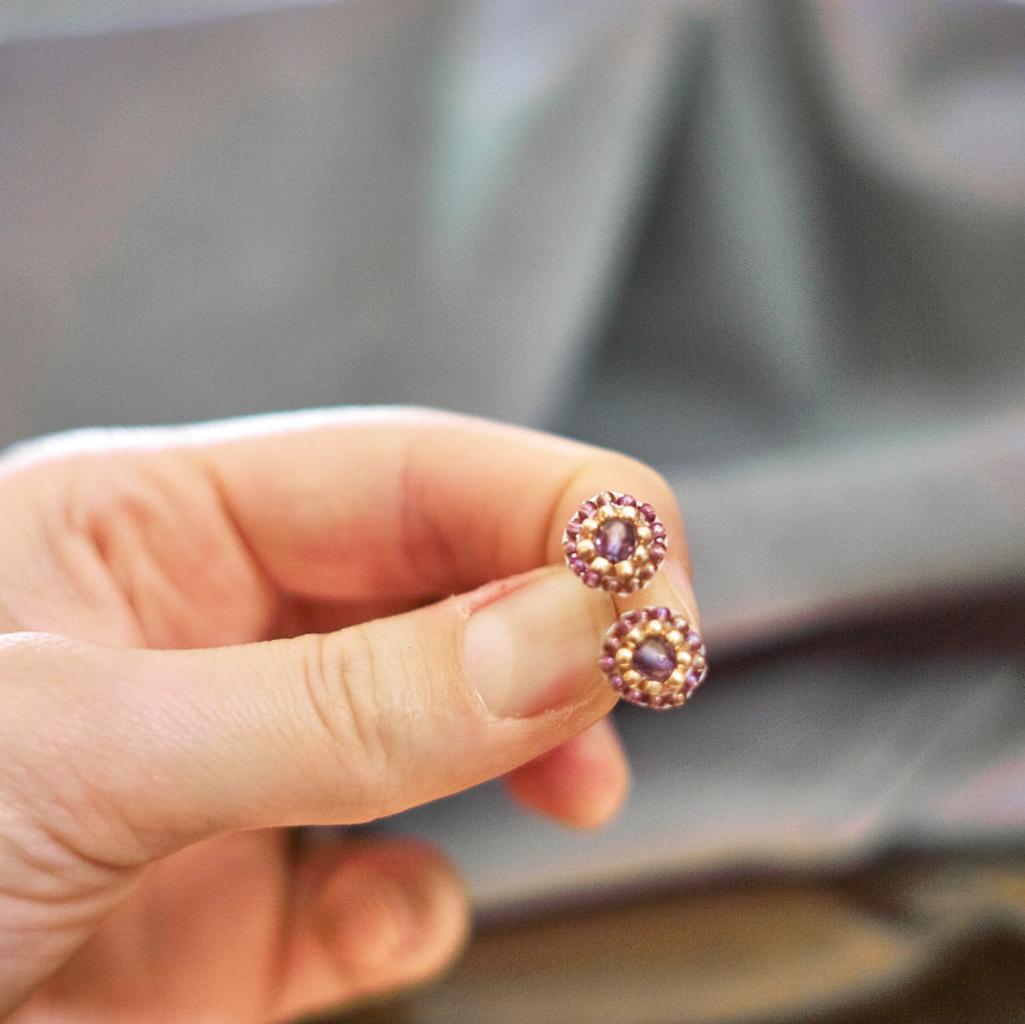 Perlenohrringe Modell Ines in hellem Violett und Gold