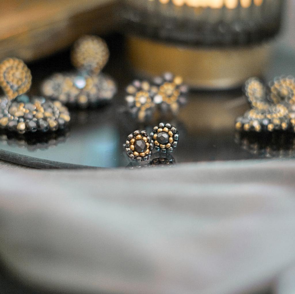 Perlenohrringe Modell Ines in Dunkelgrau und Gold - Image 4