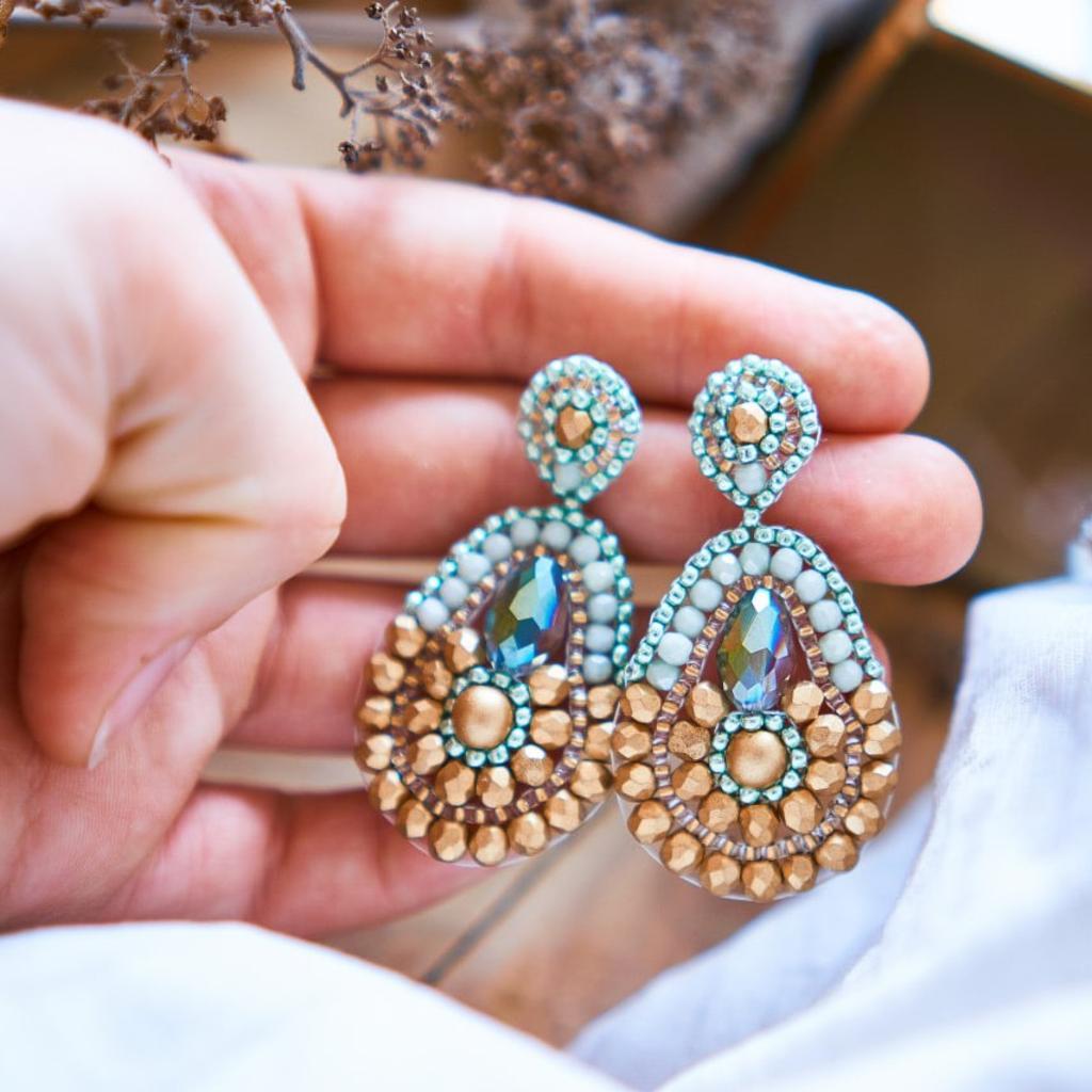 Mint und Goldfarbene Perlenohrringe Modell Maria