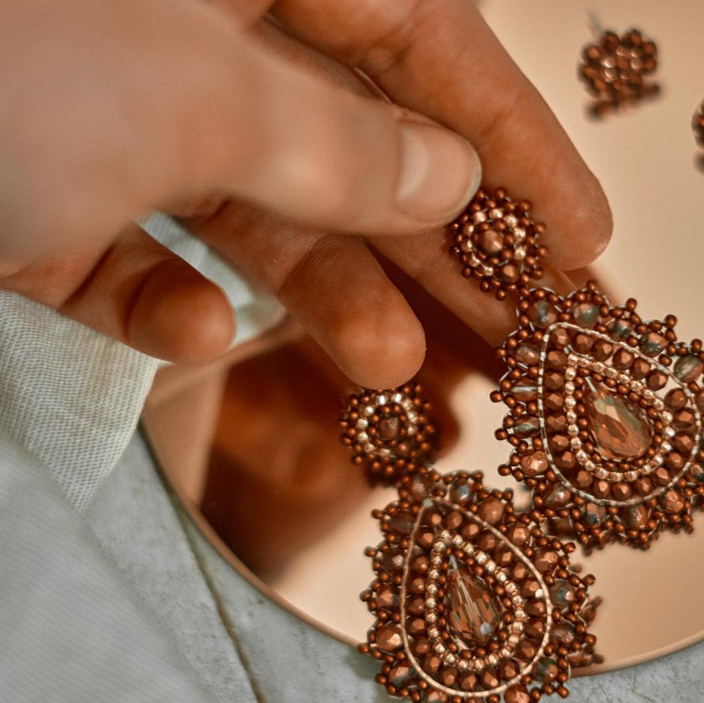 Kupferfarbene Perlenohrringe Modell Isabella