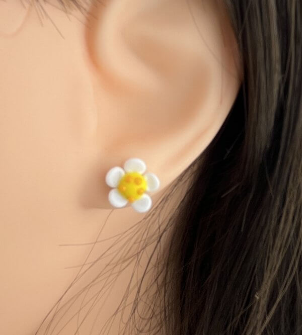 Ohrstecker Blume weiß gelb