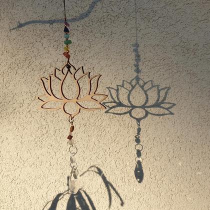 Lotus - Sonnenfänger mit Chakrasteinen & Regenbogenkristall - Image 2