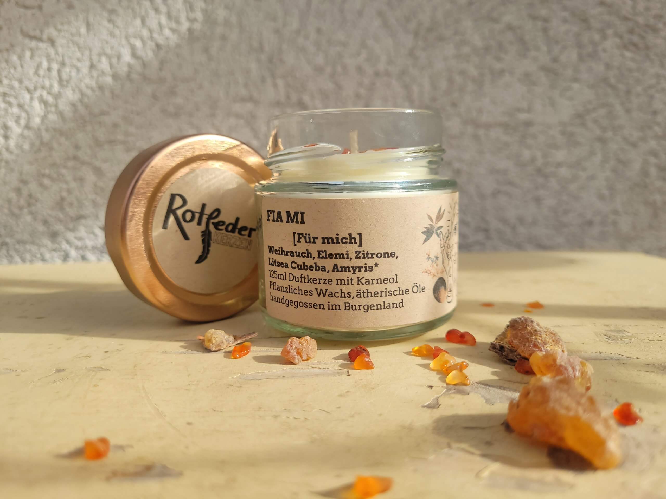 Duftkerze „Fia mi“ im 125ml Glas mit rosefarbenem Deckel