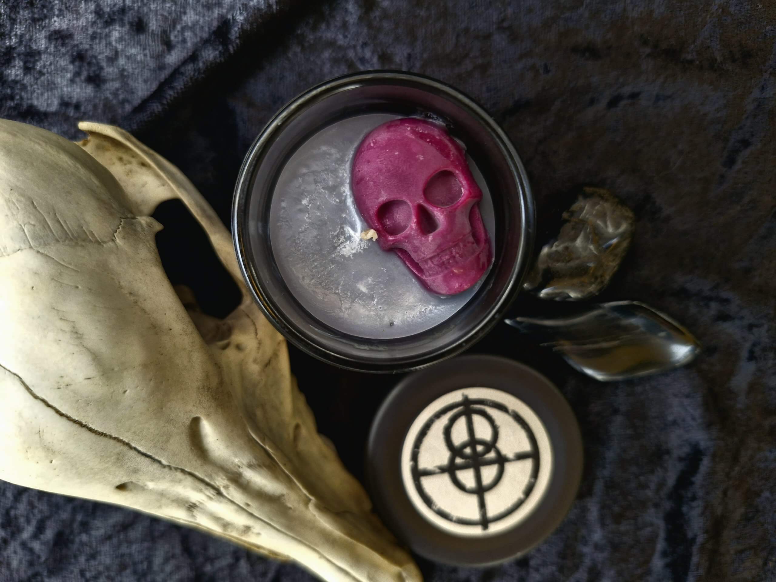 Duftkerze „In Flammen geweiht“ im schwarzen 125ml Glas mit schwarzem Deckel - Image 4