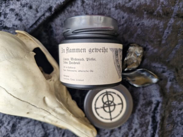 Duftkerze „In Flammen geweiht“ im schwarzen 125ml Glas mit schwarzem Deckel