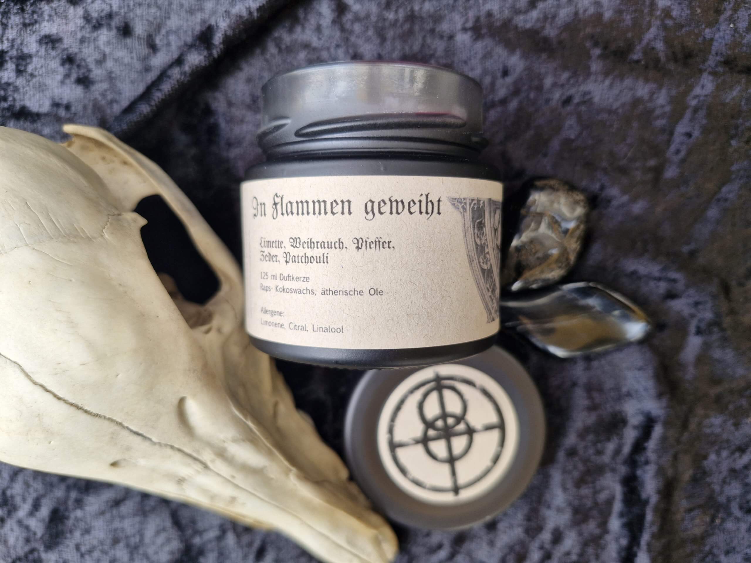 Duftkerze „In Flammen geweiht“ im schwarzen 125ml Glas mit schwarzem Deckel
