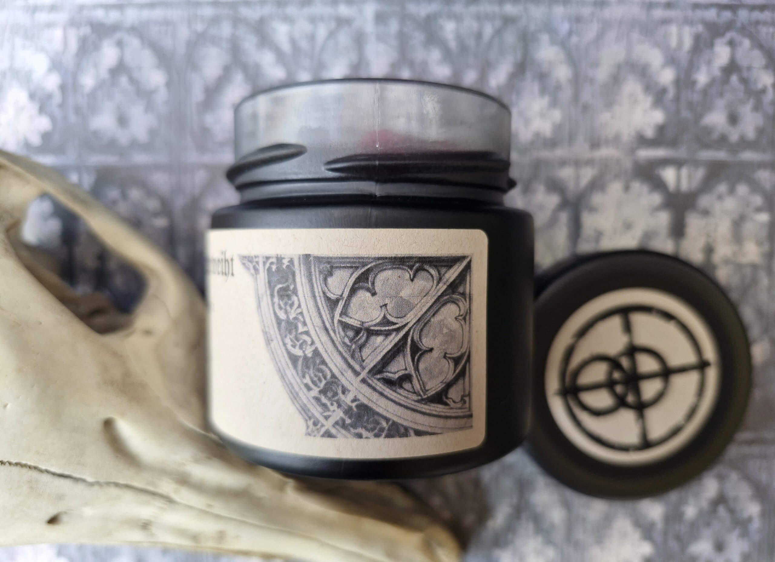Duftkerze „In Flammen geweiht“ im schwarzen 125ml Glas mit schwarzem Deckel - Image 2