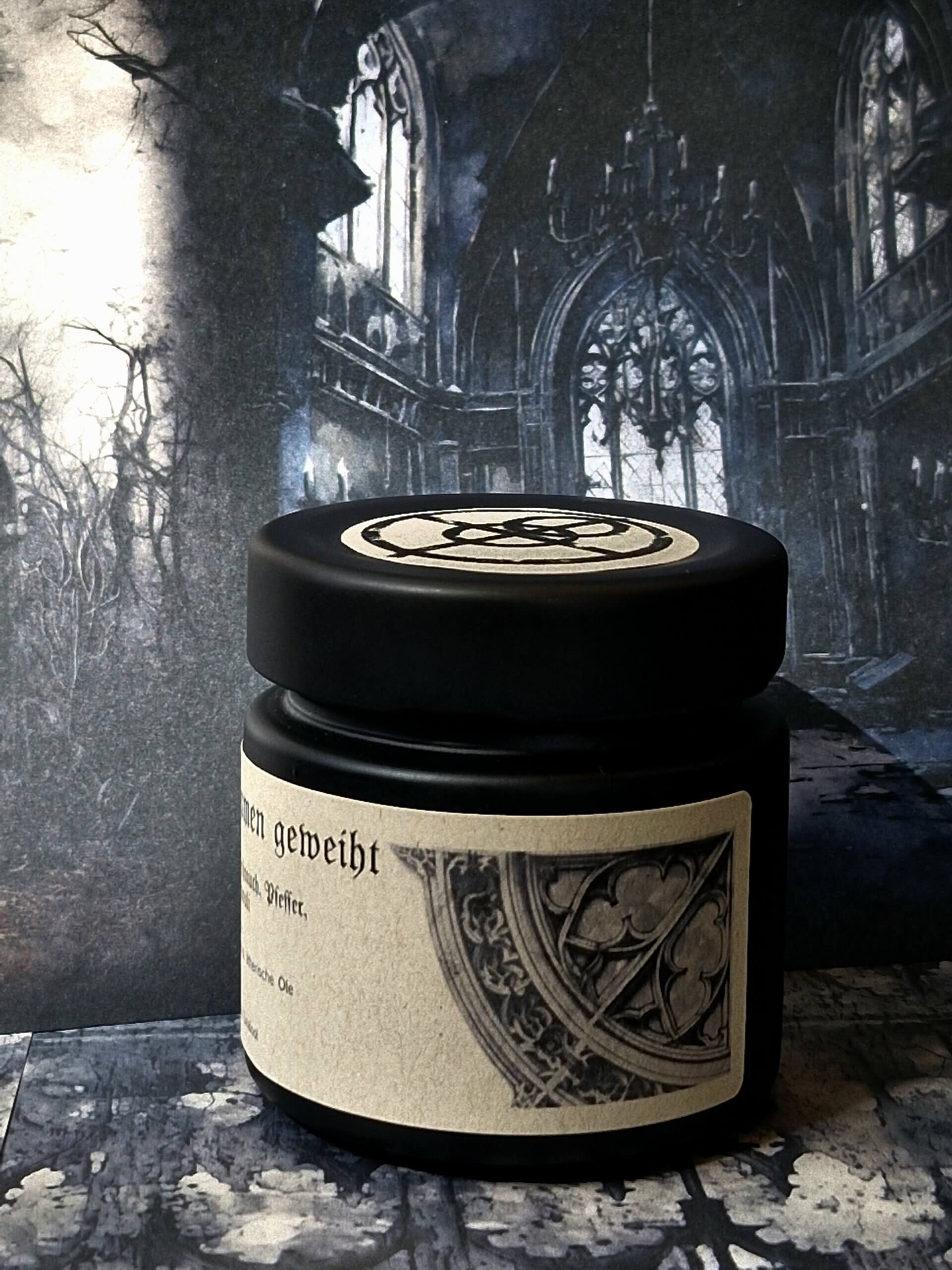 Duftkerze „In Flammen geweiht“ im schwarzen 125ml Glas mit schwarzem Deckel - Image 3