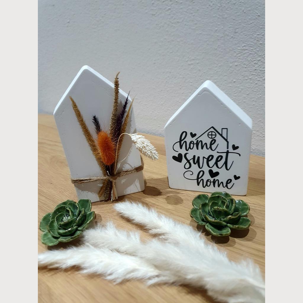 Häuschen mit Trockenblume