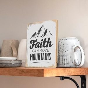 Holzschild "Faith can move mountains"