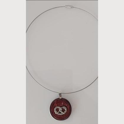 upcycling: Halskette, Halsreif mit Anhänger aus Kaffeekapseln - rot mit Brezel