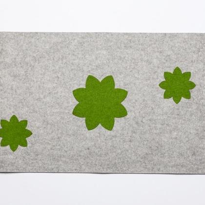 Tischläufer mit Blumenmotiven aus Filz