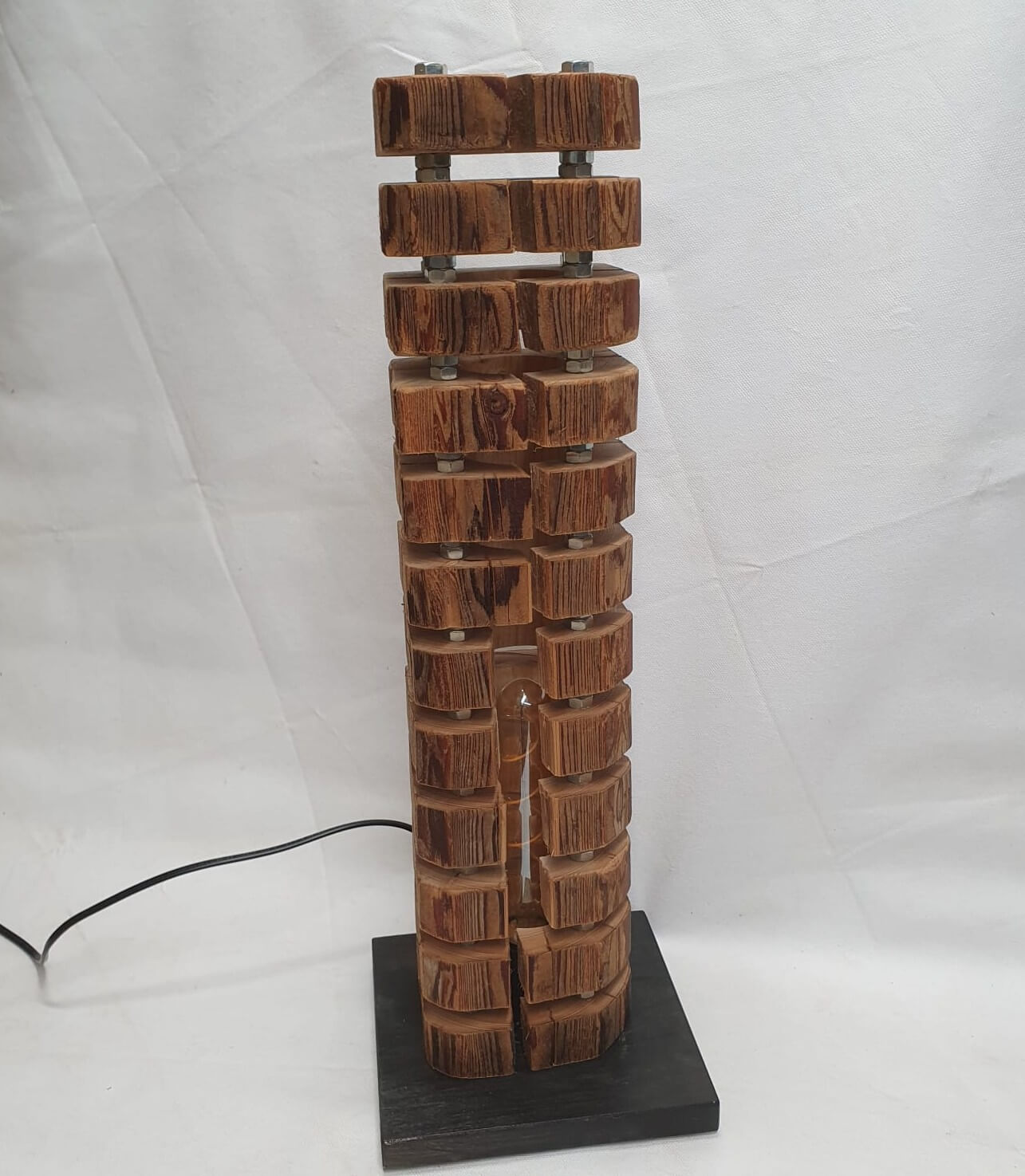 Tischlampe aus Altholzbalken