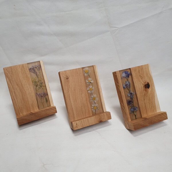 Handy-Halter mit floralen Akzenten