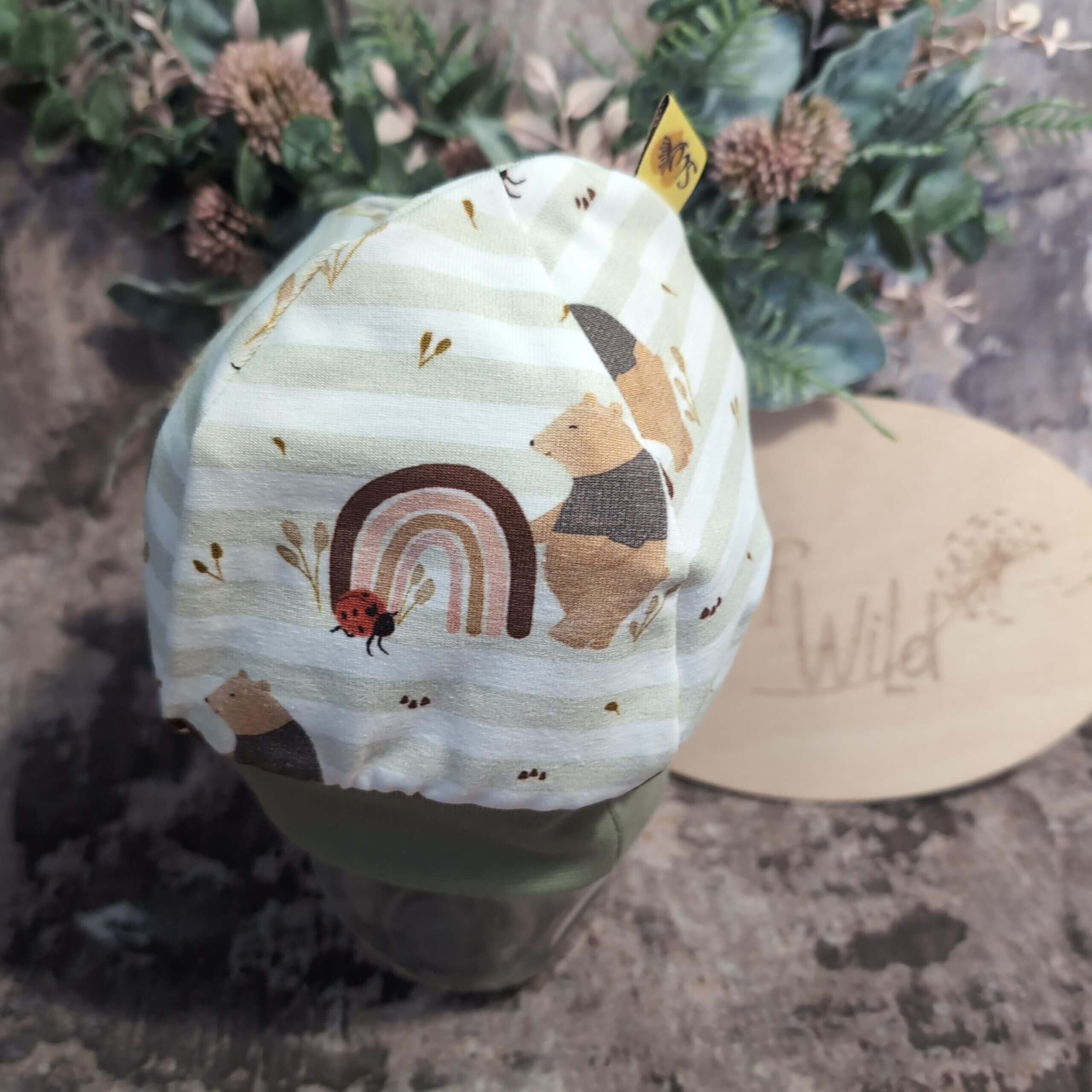 Bündchenhaube Regenbogenbär, Gr. S 39-45cm - Image 2