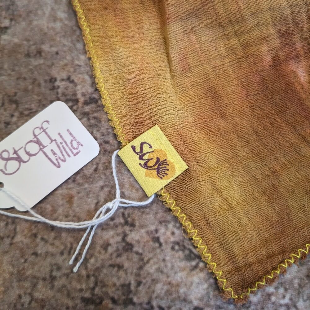 Musselin-Halstuch "Batikmuster braun" mit gelbem Saum, 65x65cm - Image 3