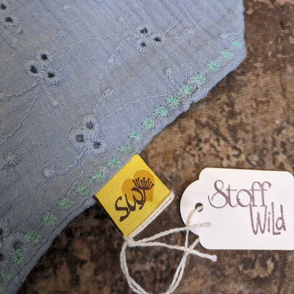 Baby-Musselin-Halstuch "Lochstickerei rauchblau" - Image 4