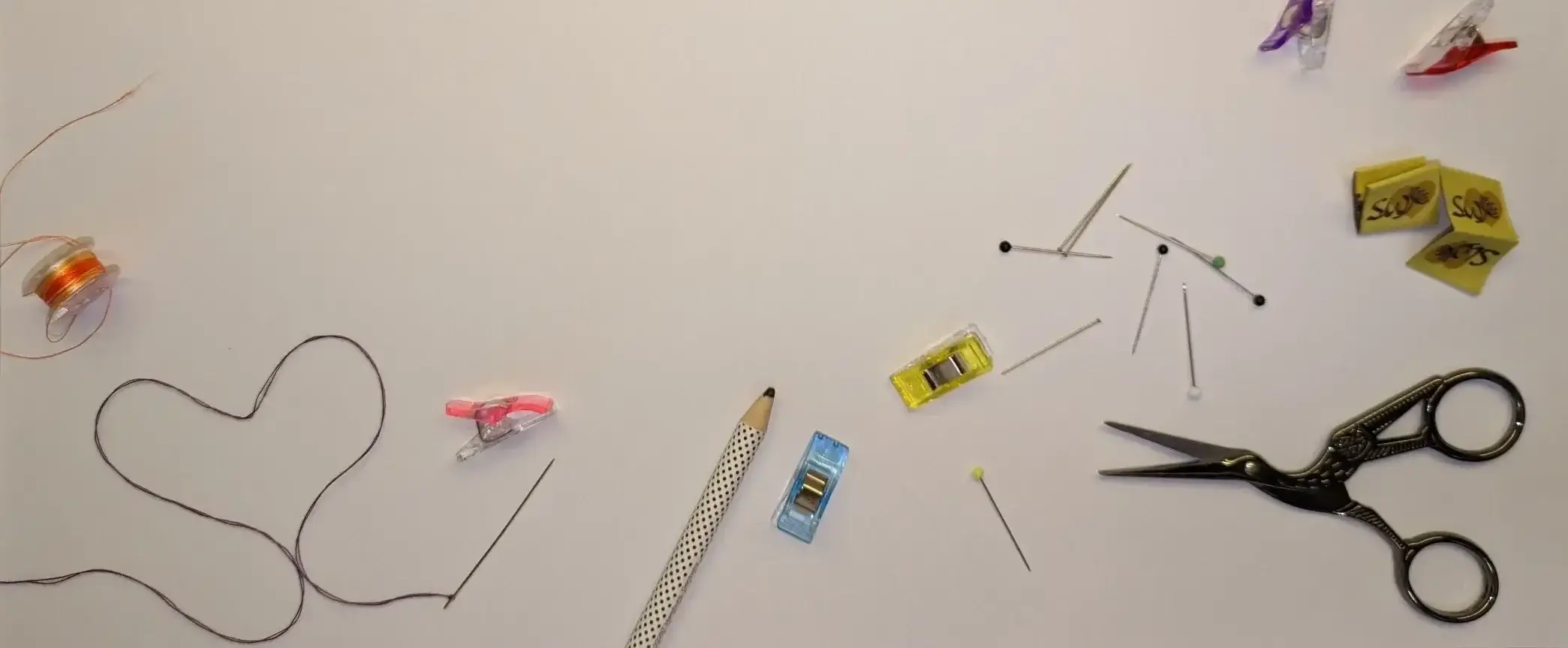 hintergrund stoffwild mit schneider-accessoires, schere, garn, labels, logo