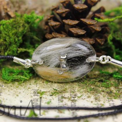 Armband mit Katzenhaaren und kleiner Katze