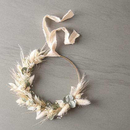 Eucalyptuskranz mit getrockneten Blumen