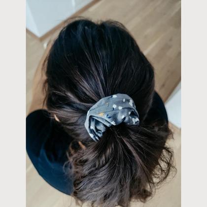 Scrunchie Blume Grau Haargummi, Haarband,1 Stück