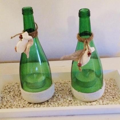 Windlichtkomposition Weinflasche grün auf Tablett