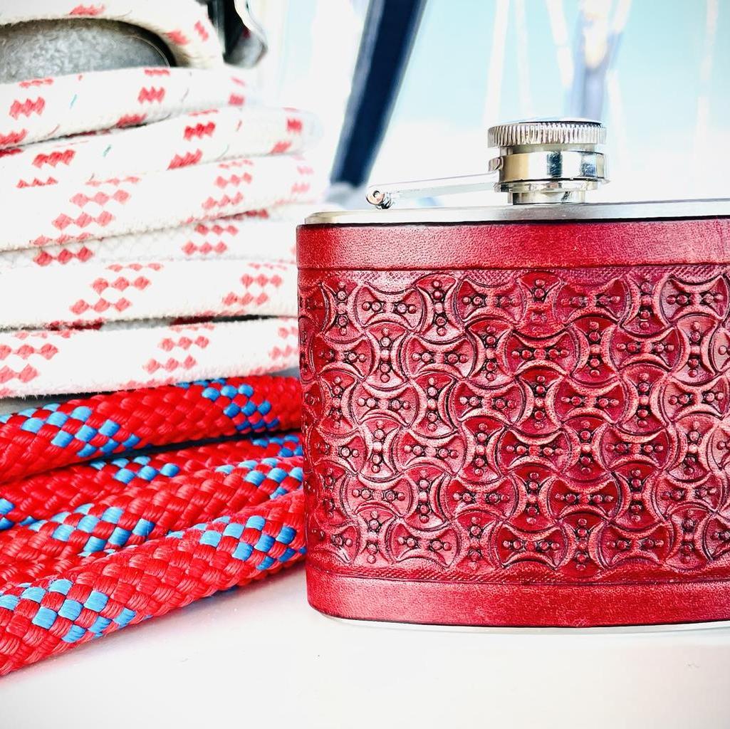 Flachmann mit gestanzte Leder dunkle rot