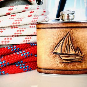 Flachmann mit Schiff Ledergravur