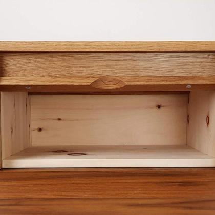 Zeitgemäße Zirbenbrotdose: Korpus und Lamellen aus Risseiche. - Image 2