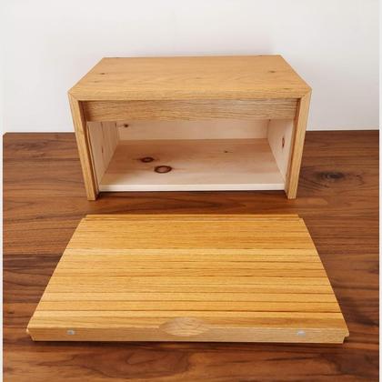 Zeitgemäße Zirbenbrotdose: Korpus und Lamellen aus Risseiche. - Image 3