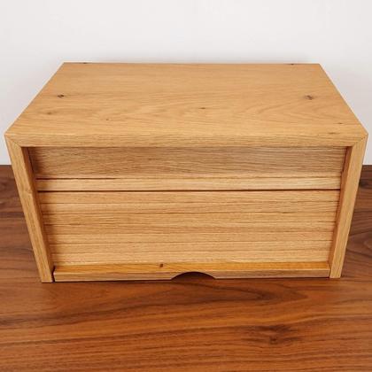 Zeitgemäße Zirbenbrotdose: Korpus und Lamellen aus Risseiche. - Image 4