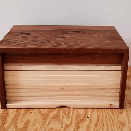 Stillvolle Zirbenbrotdose: Korpus aus Nussbaum, Lamellen aus Zirbenholz.