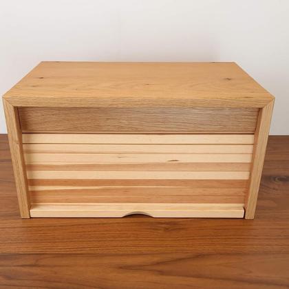 Zeitgemäße Zirbenbrotdose: Korpus aus Risseiche Lamellen aus Zirbenholz..