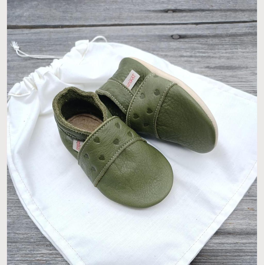 Krabbelschuhe Naturleder, khaki mit Herzen Gr 18/19