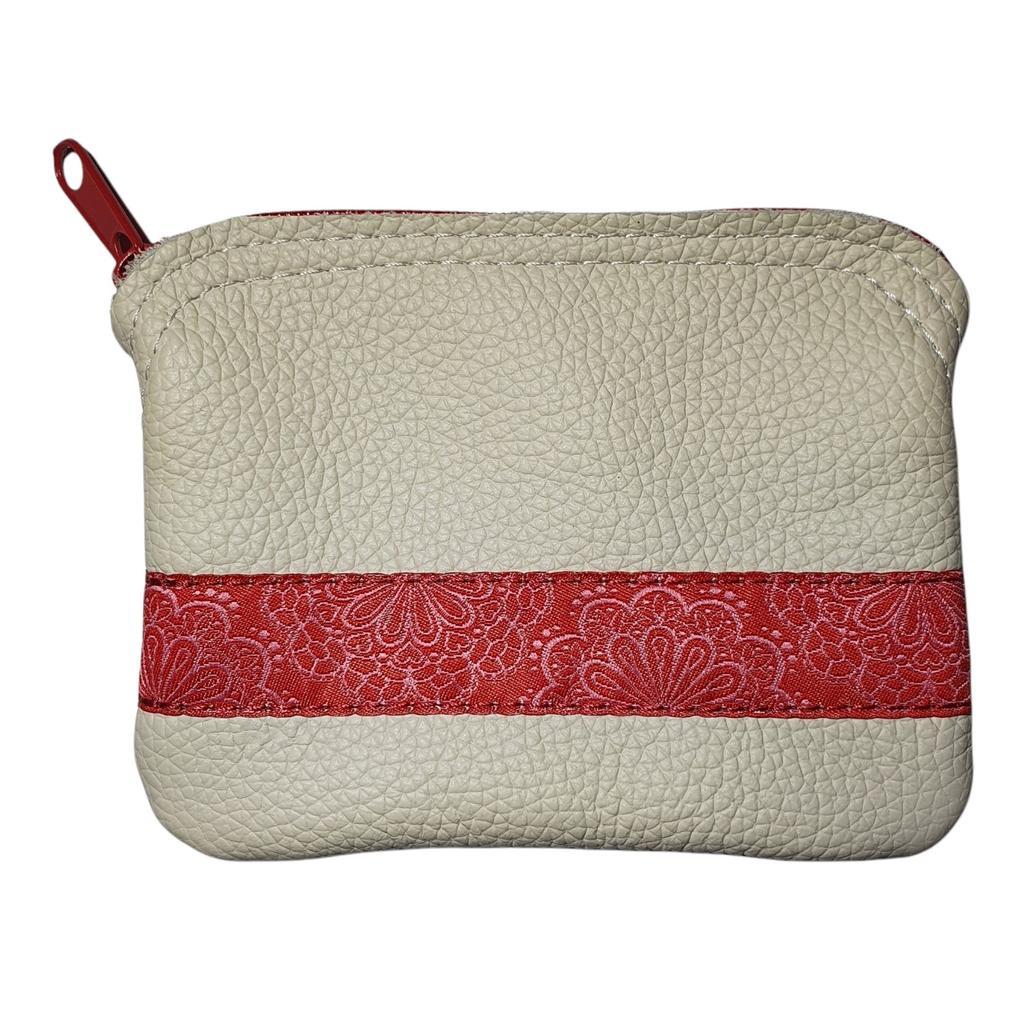 kleines beiges Lederbörserl mit rotem Spitzen-Webband