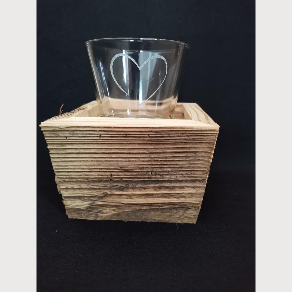 Vase kombiniert mit Altholz