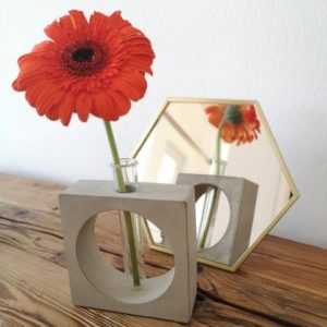 Betonvase mit Reagenzglas Viktor