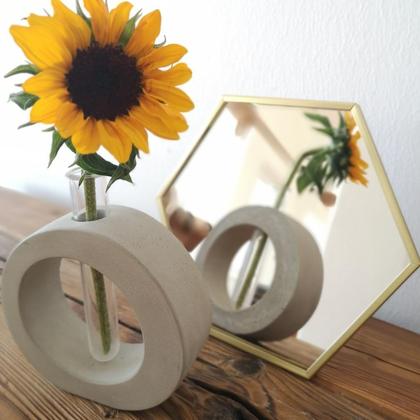 Betonvase mit Reagenzglas Valerie