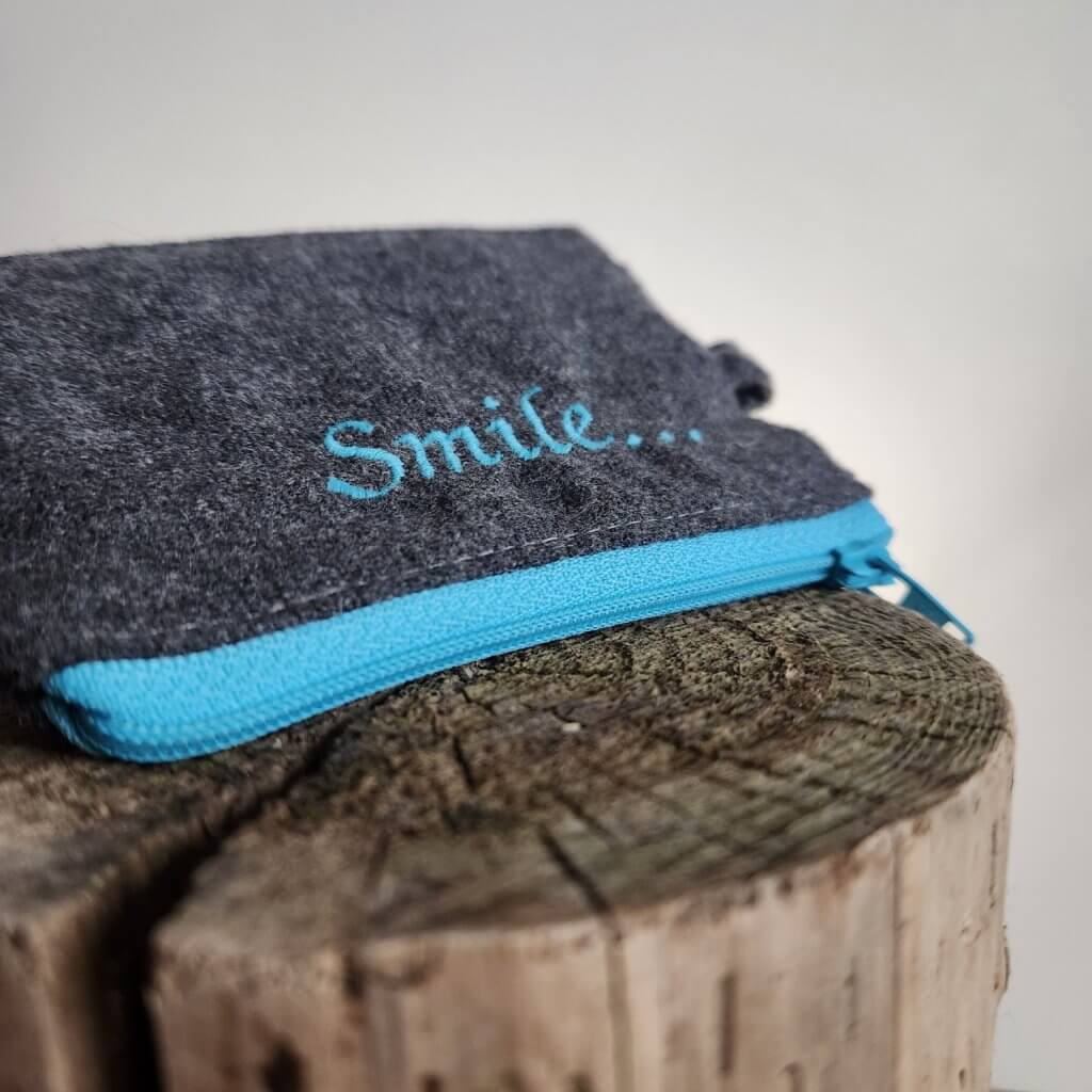 zweiBAG SMILE - grauer Stoff mit türkisem Zipp