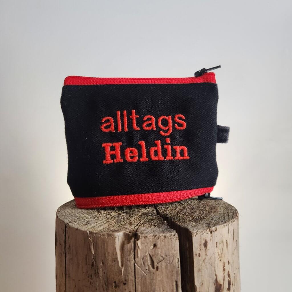 zweiBAG alltags HELDIN - rot auf schwarze Jeans