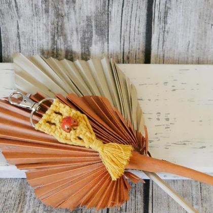 Makramee Schlüsselanhänger "gelb mit Perle"