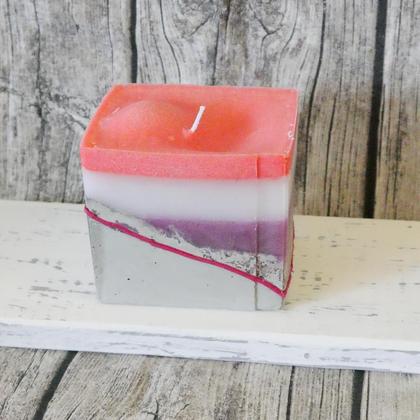 Kerze auf Betonsockel "orange-weiß-violett"